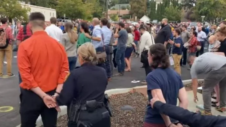 Tiga Jemaat Gereja Ditangkap Setelah Menyanyikan Lagu Rohani di Ruang Publik di Moskow, Idaho