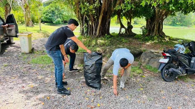Sat Intelkam Polres Tubaba Gelar Bakti Sosial Pembersihan Sampah di Islamic Center