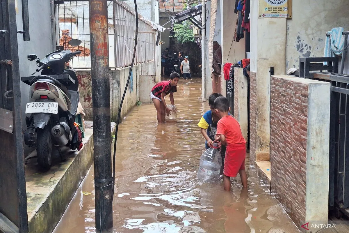 Warga Cipulir Utamakan Selamatkan Barang Saat Banjir, Puasa Terancam