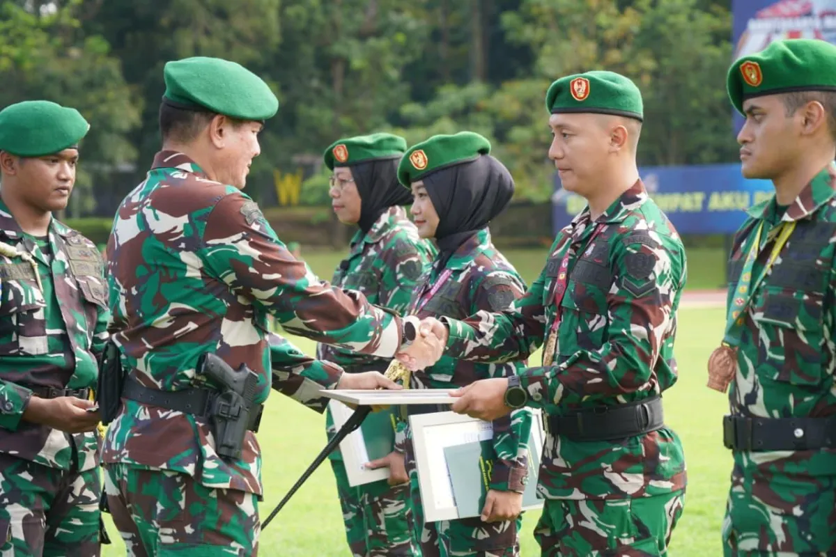 Gubernur Akmil Pimpin Upacara Bendera dan Berikan Penghargaan Prajurit Berprestasi