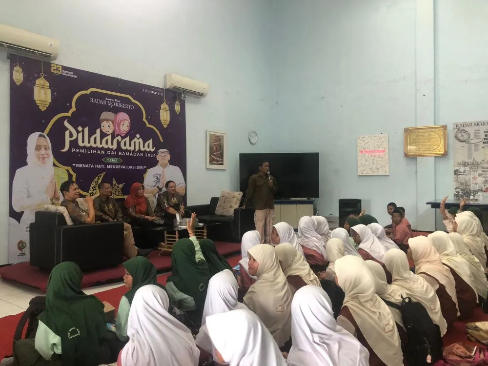 Siswa SMPN 1 Puri Pelajari Ilmu Jurnalistik di Jawa Pos Radar Mojokerto