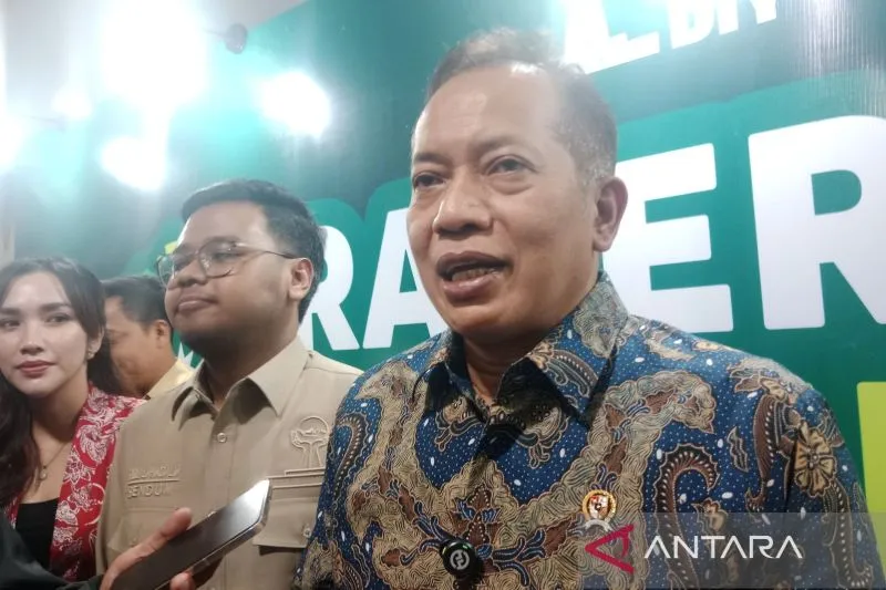 Menkop Dorong Teknologi Baru dalam Produksi Genteng Ramah Lingkungan
