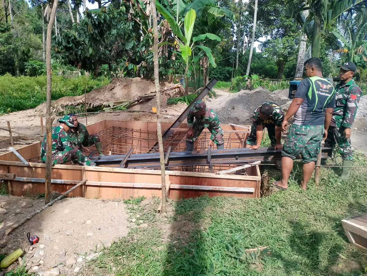 TNI AD Percepat Pembangunan Jembatan Gantung untuk Pulihkan Akses di Lima Puluh Kota
