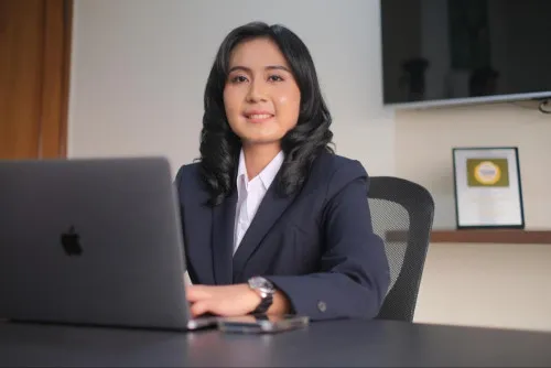 Aisyah Thasa Khairunnisa: Pengacara Muda Berprestasi di Hukum Korporasi