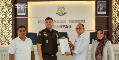 Pemkab Gianyar Serahkan SK Forum Kepatuhan Jaminan Sosial Ketenagakerjaan