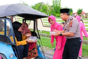Kapolres Pohuwato Gelar Pembagian Takjil untuk Masyarakat Jelang Berbuka Puasa