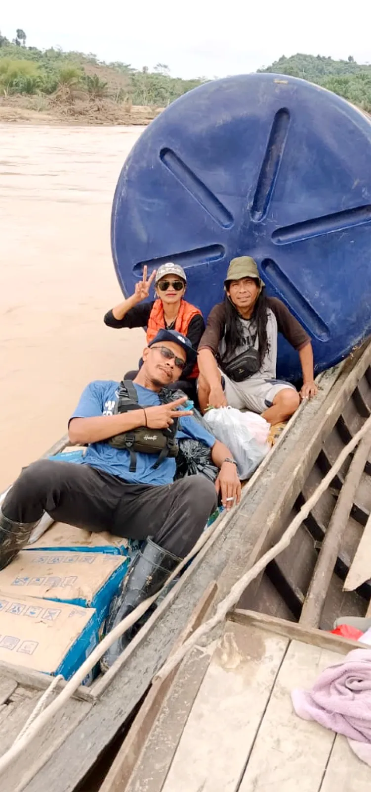 Relawan Yoeni Achyar Bagikan Buka Puasa untuk Korban Banjir di Atu Payung