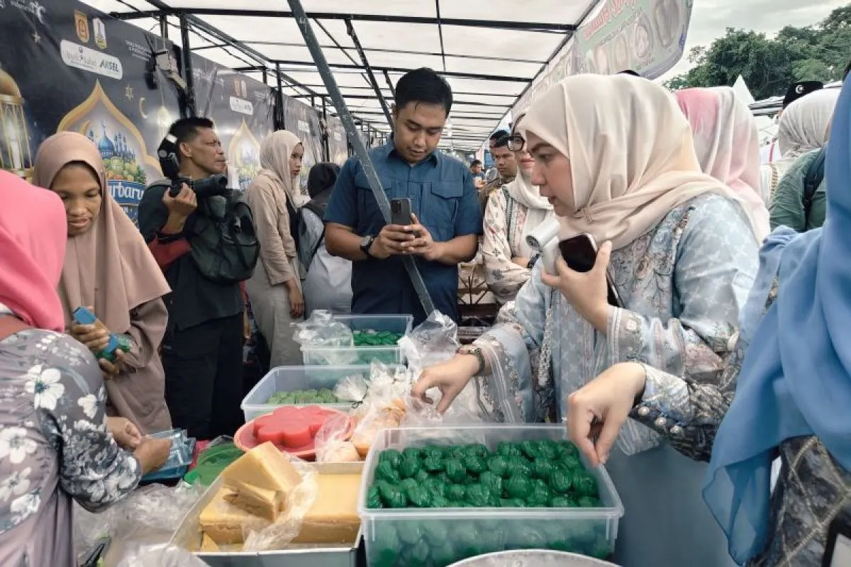 Wali Kota Banjarbaru Resmikan Pasar Ramadhan untuk Dorong UMKM