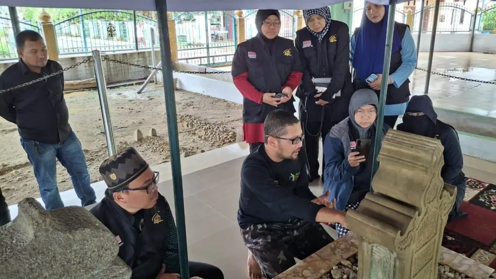 Relawan Malaysia Ziarah Sejarah Islam di Makam Malikussaleh di Tengah Banjir Aceh