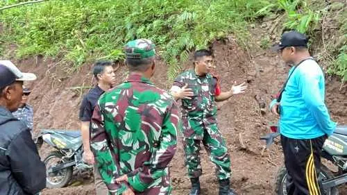 Dansatgas TMMD Ke-127 Tinjau Pembangunan MCK dan Jalan di Situbondo