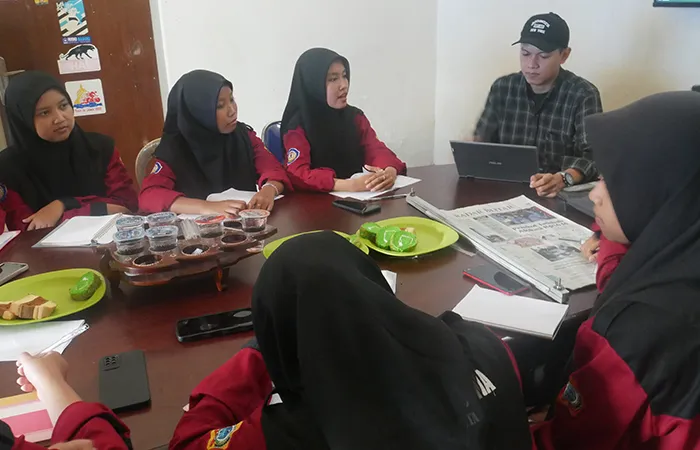 Kunjungan Tim Jurnalistik MAN 2 Blitar ke Jawa Pos Radar Blitar: Pelatihan dan Diskusi Jurnalistik