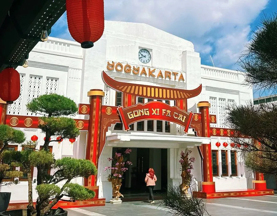 Stasiun Tugu Yogyakarta Hiasi Imlek dengan Lampion Merah