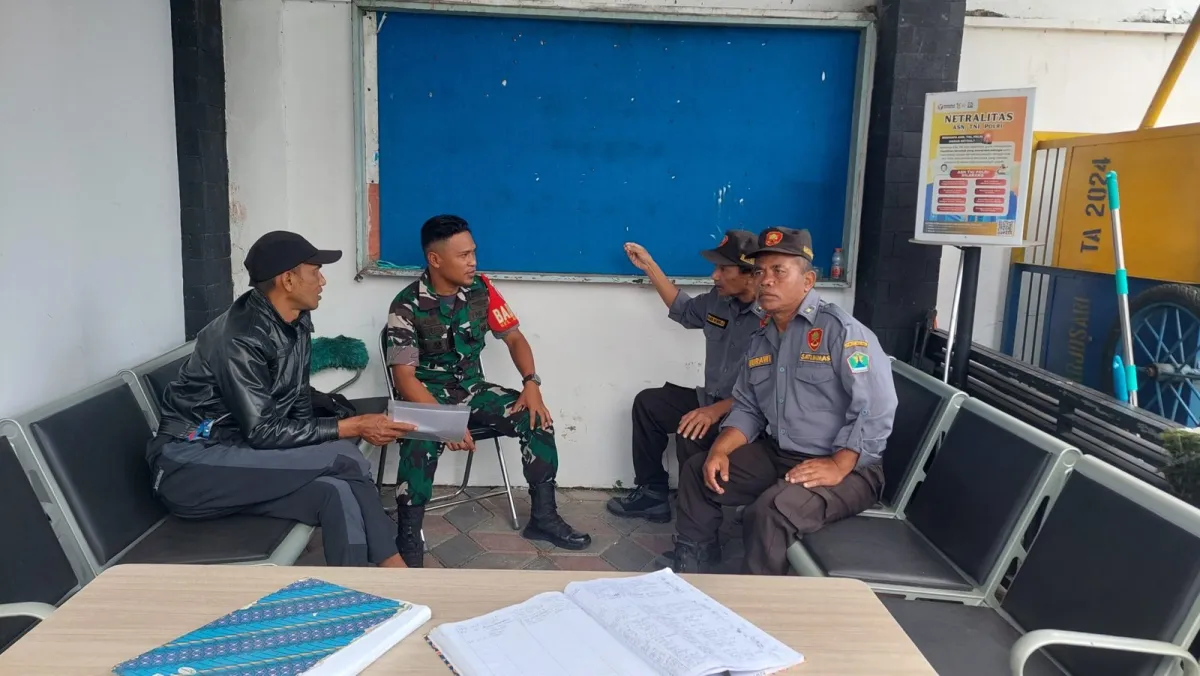Babinsa Arjosari Gelar Komsos untuk Tingkatkan Kamtibmas dengan Linmas