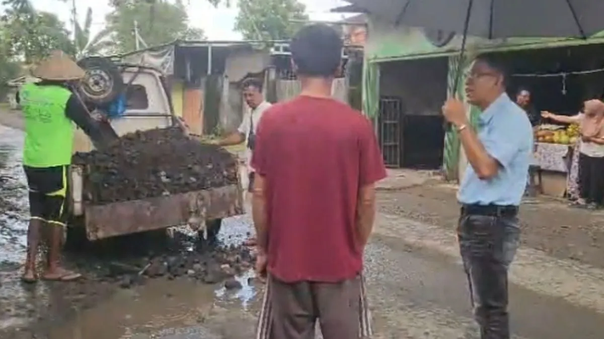 Tindakan Cepat Dr. Syamsuriansyah Atasi Jalan Berlubang di Telagawaru