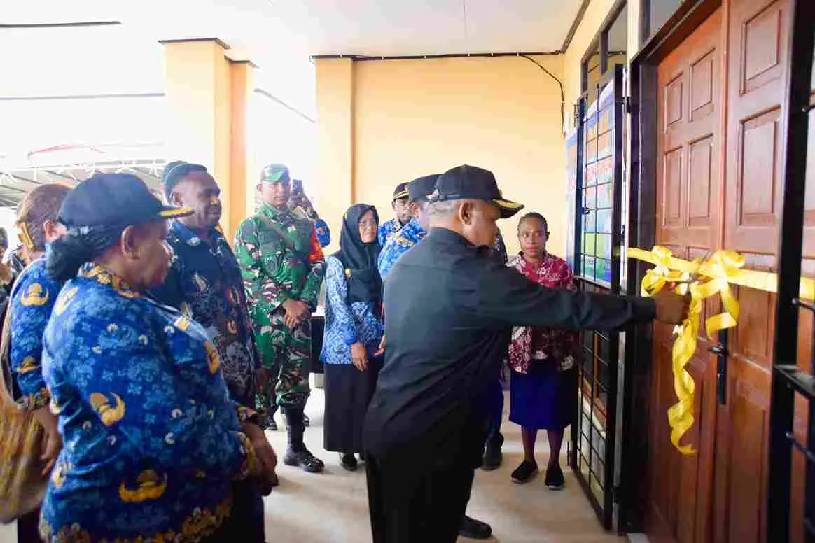 Bupati Yuni Wonda Resmikan Lumbung Pangan untuk Ketahanan Pangan Puncak Jaya