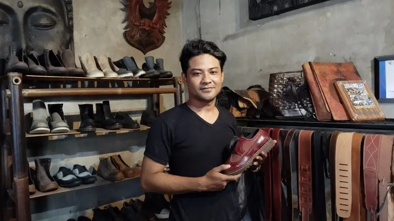 Revitalisasi IKM Kulit Manding: Modernisasi Alat dan Pelatihan untuk Perajin Muda