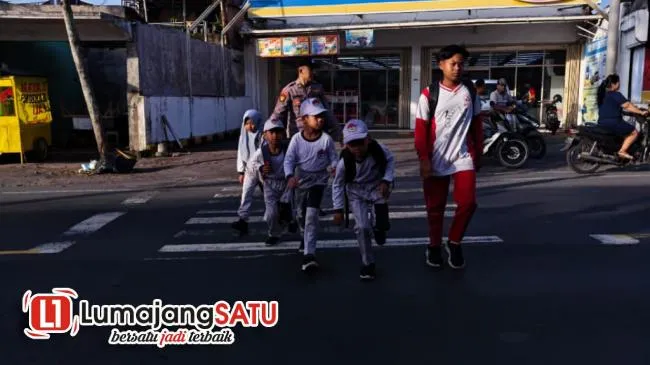 Polsek Pasirian Gelar Poros Pagi untuk Keamanan Lalu Lintas dan Siswa