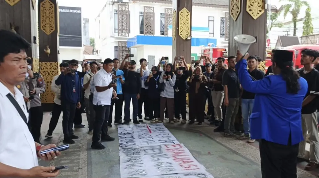 Aliansi Mahasiswa Banjarmasin Protes Pemangkasan Bonus Atlet