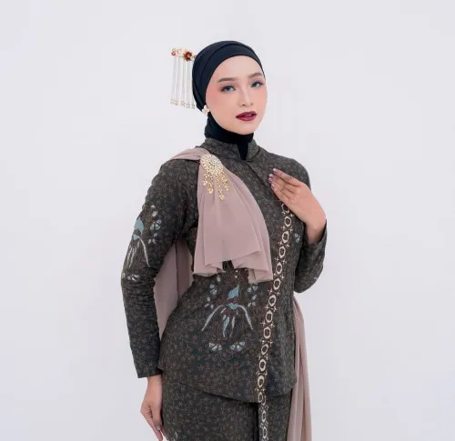 Rista Maria Tampil Anggun dengan Batik Candi Arimbi di Ramadan
