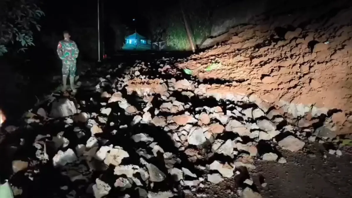 Longsor di Rancakalong Tutup Akses Jalan Provinsi Selama Lebih dari Sembilan Jam