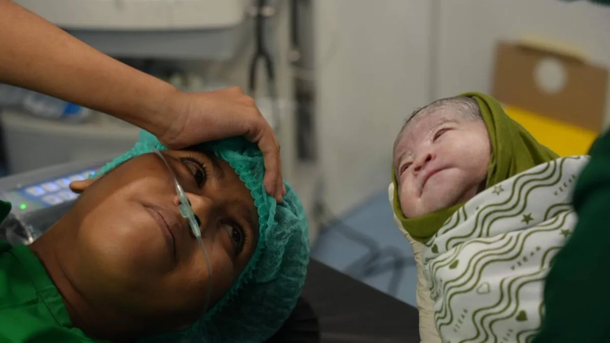 Bayi Perempuan Pertama Lahir di Kapal dr. Lie Dharmawan