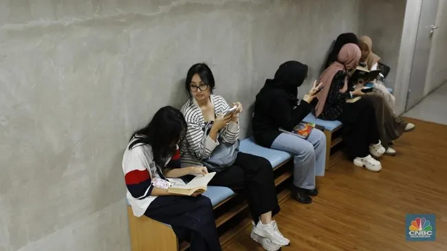 Remaja Habiskan 70 Menit di Smartphone Selama Jam Sekolah
