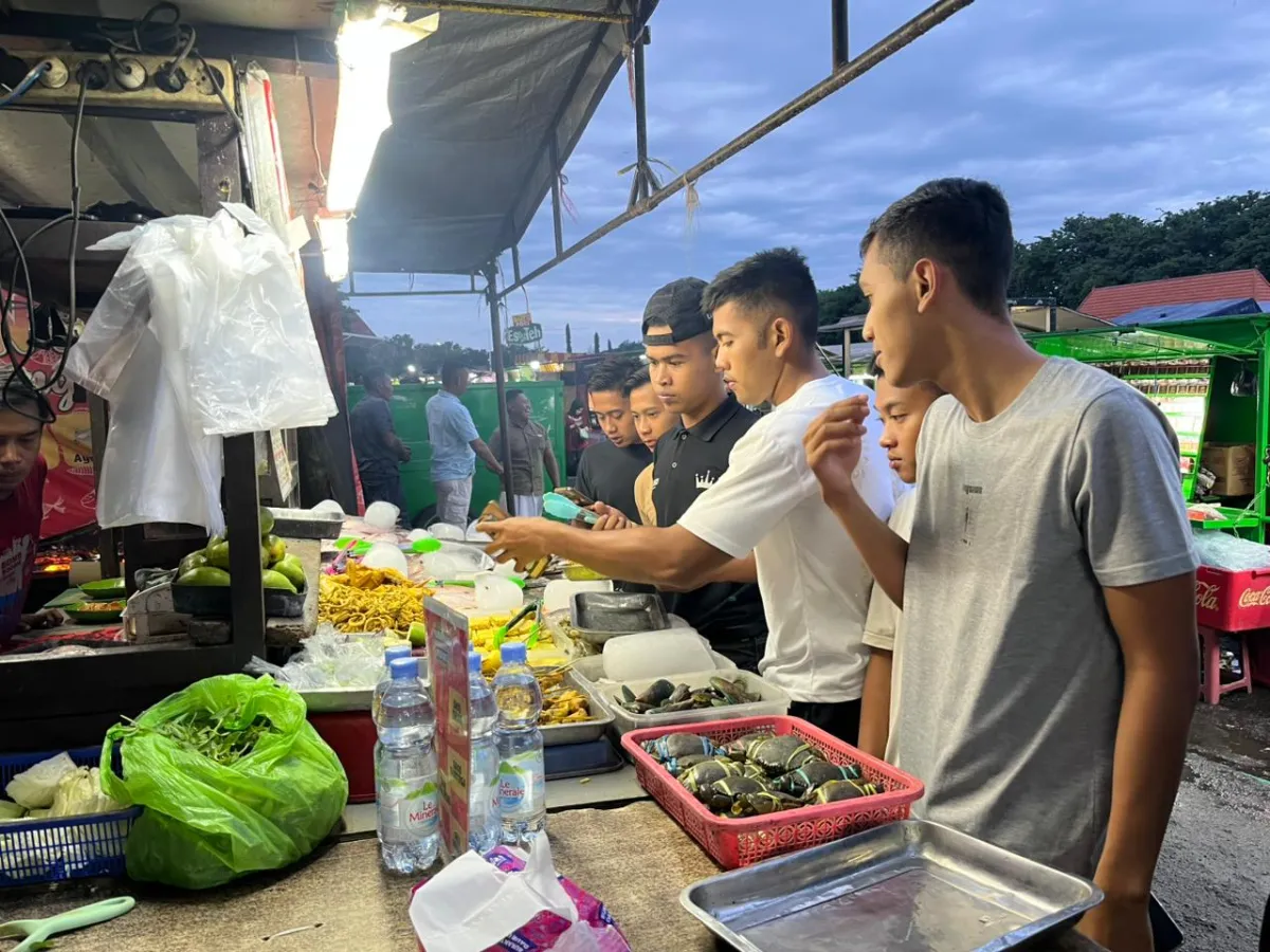 Keramaian Pasar Malam Kodam Surabaya Sambut Ramadan dengan Berburu Takjil