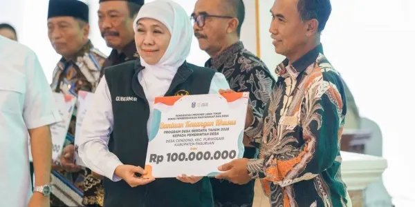 Gubernur Khofifah Salurkan Bansos Rp7,7 Miliar untuk Perkuat Ketahanan Sosial di Pasuruan