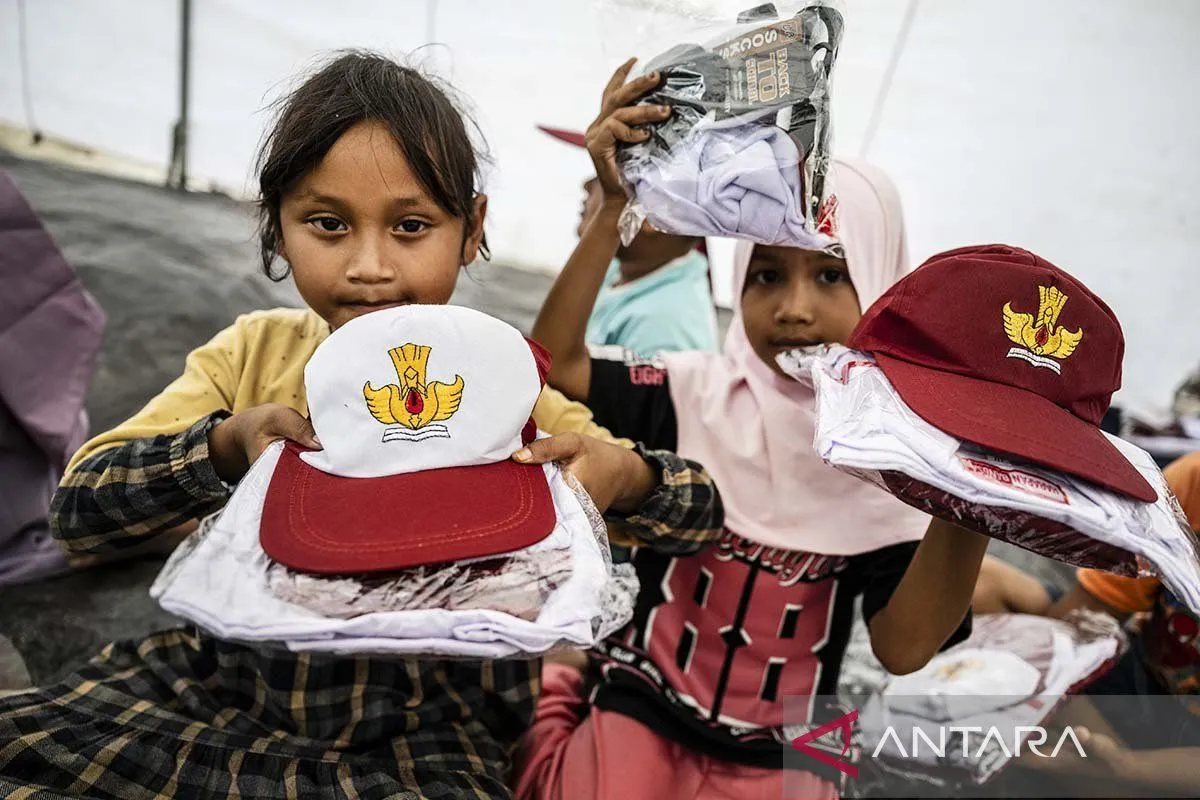 Relawan Bagikan Seragam kepada Siswa Terdampak Banjir di Aceh Timur