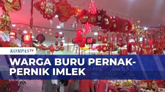 Persiapan Tahun Baru Imlek, Warga Surabaya Memadati Pasar Atom untuk Mencari Pernak-Pernik