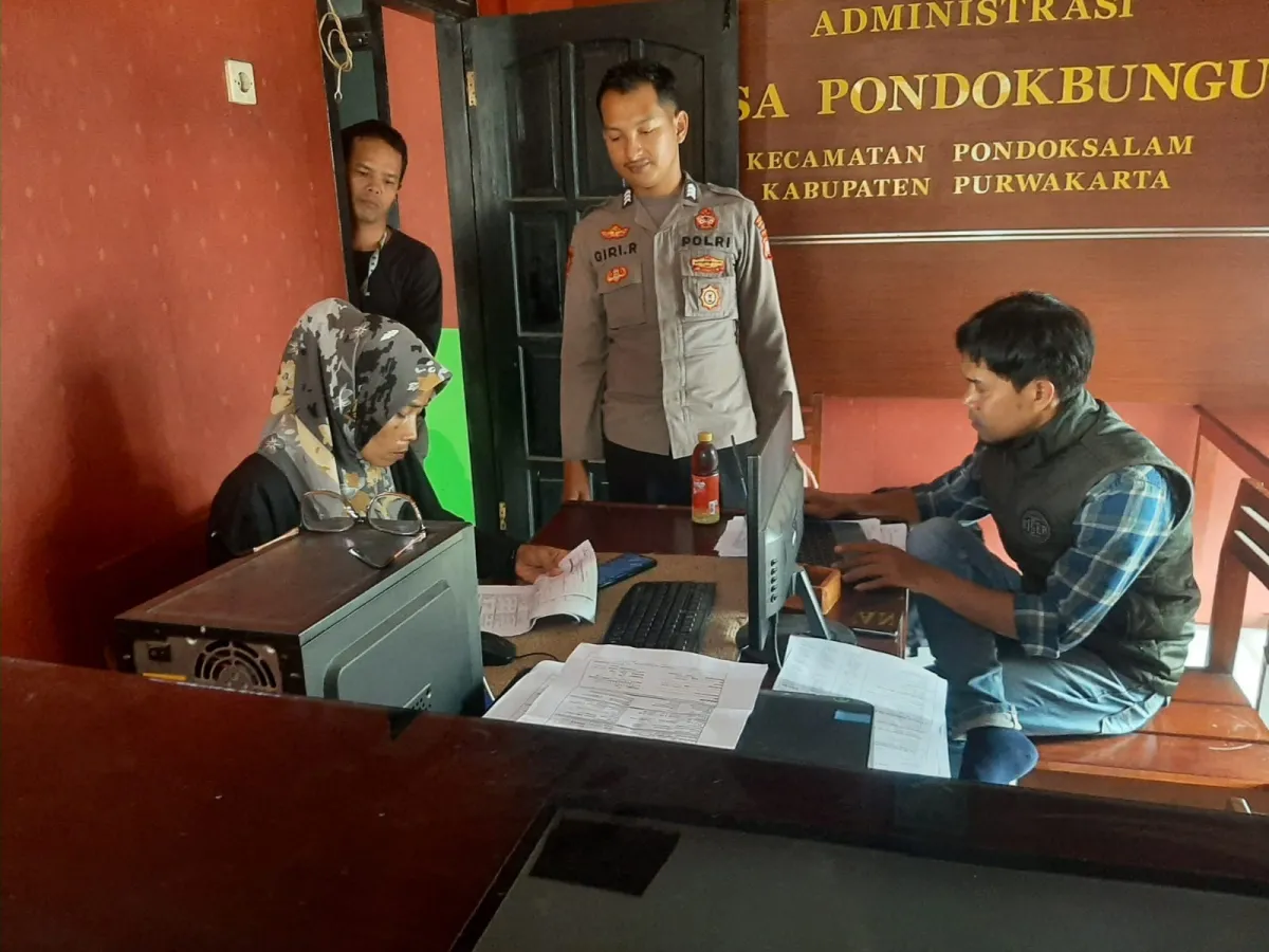 Bhabinkamtibmas Jalin Sinergi dengan Staf Desa untuk Keamanan Wilayah