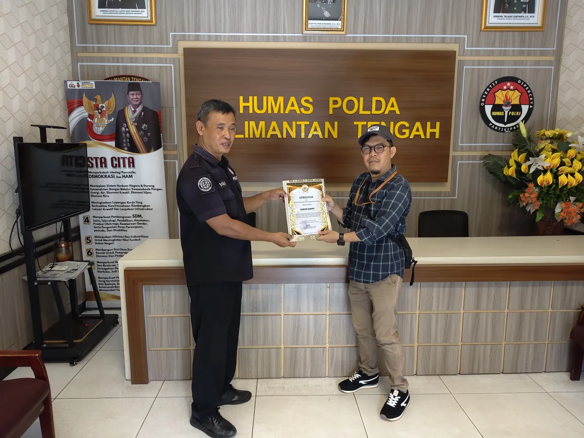Radar Sampit Terima Penghargaan dari Polda Kalteng atas Berita Objektif