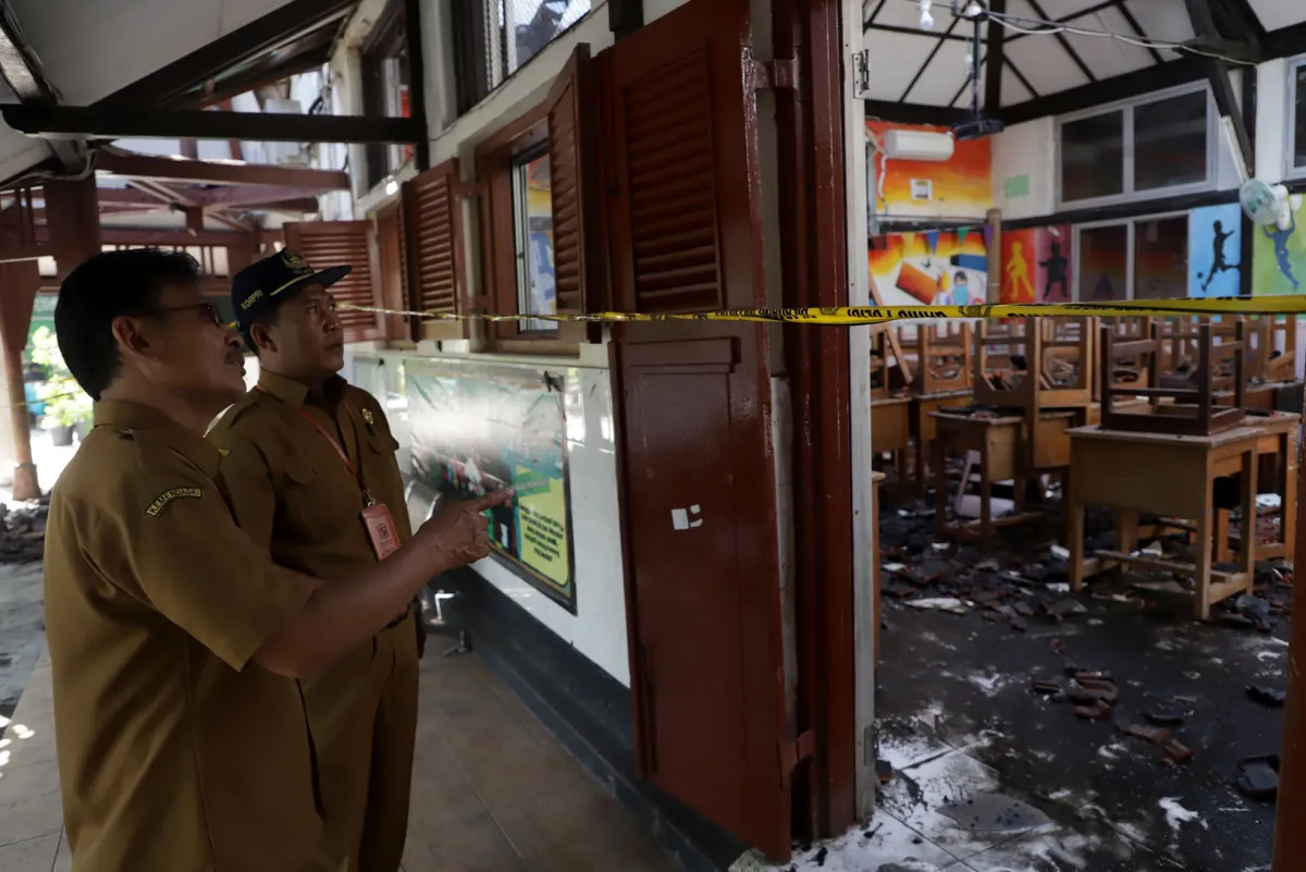 Kebakaran Melanda SDN dr Soetomo V, 1.100 Siswa Belajar Daring Sementara