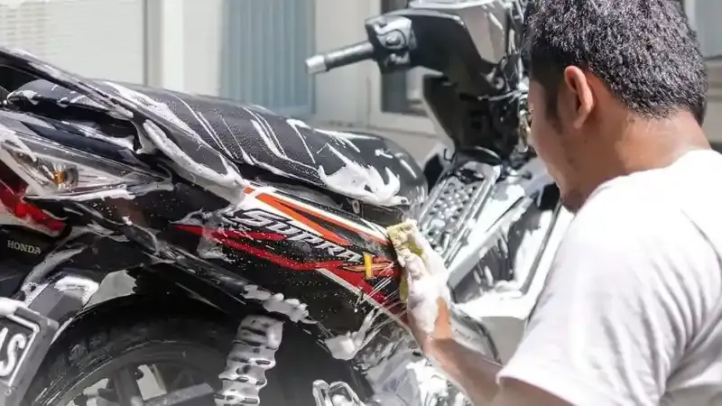 Manfaatkan Waktu Menunggu Berbuka untuk Merawat Motor