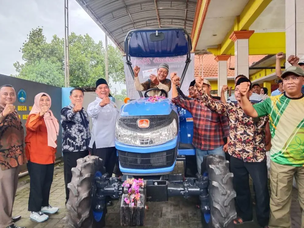 Bambang Haryo Serahkan Alsintan untuk Tingkatkan Produktivitas Petani di Sidoarjo