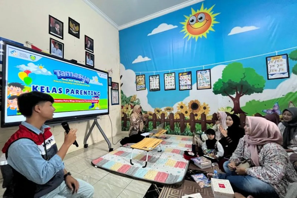 Pertamina Gelar Kelas Parenting dan Serahkan Bantuan Edukatif di Indramayu