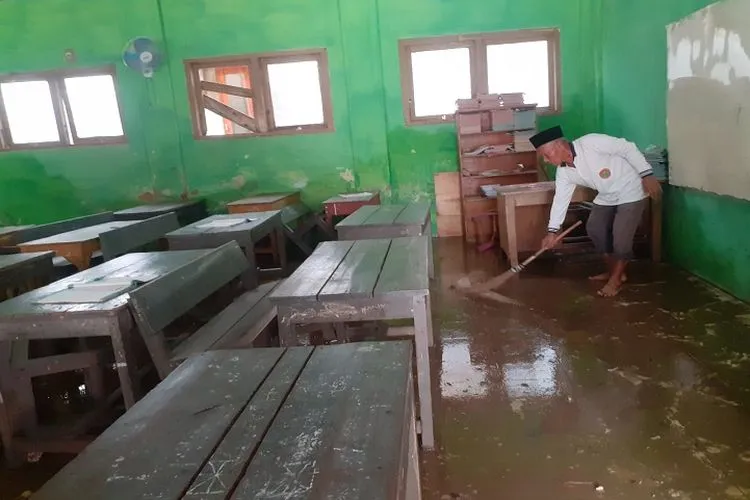Banjir di Kota Serang, SD Negeri Karangantu Alihkan Pembelajaran ke Daring