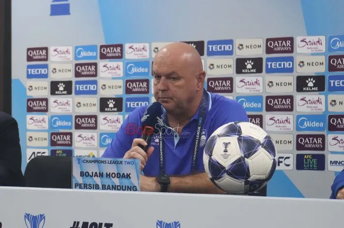 Bojan Hodak Sesalkan Oknum Suporter Masuk Lapangan, Ancaman Sanksi Mengintai Persib