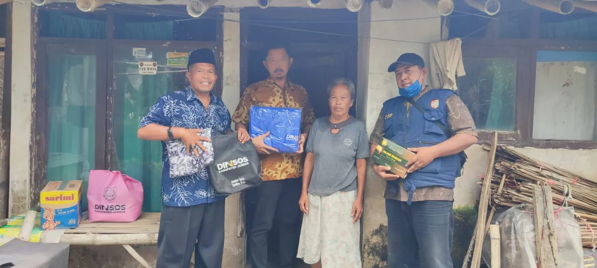 Dinas Sosial Jember Serahkan Bantuan untuk Lansia di Desa Biting