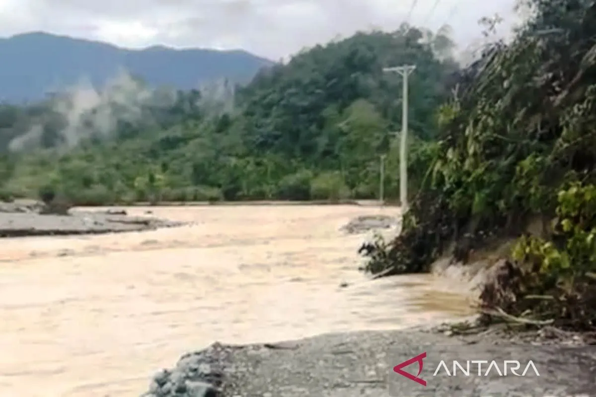 Akses Komunitas Adat Terpencil di Aceh Barat Putus Akibat Banjir
