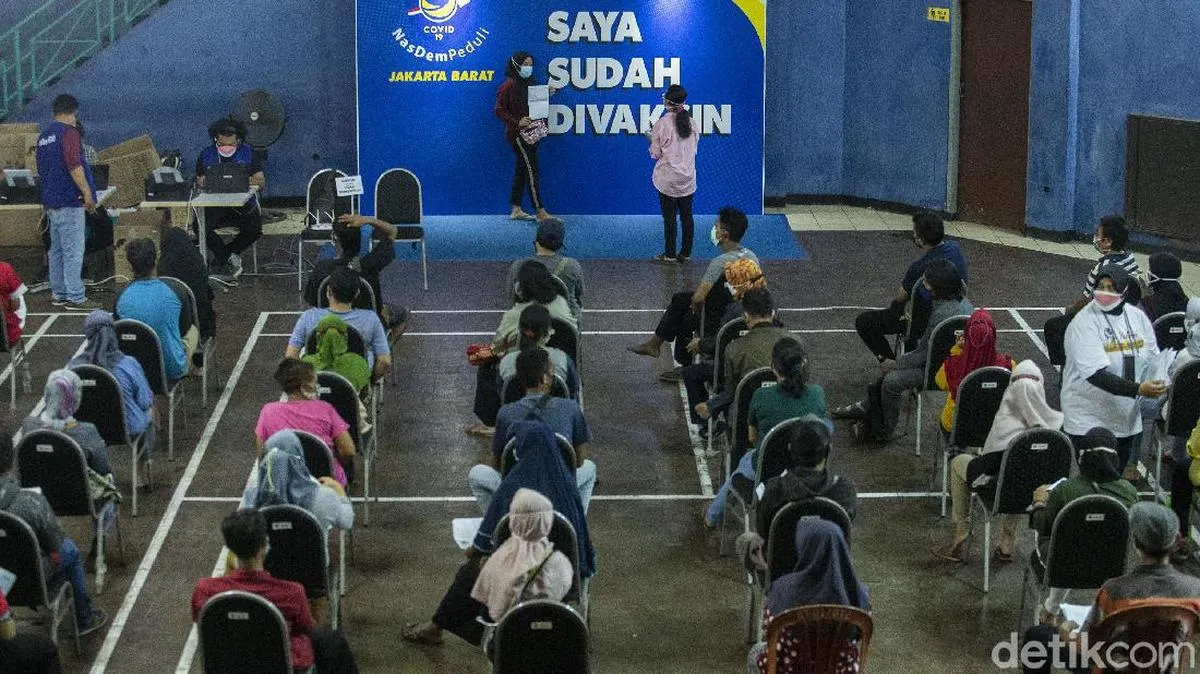 Warga Antusias Datangi Sentra Vaksinasi di GOR Kalideres pada Hari Libur