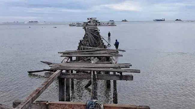 Jembatan Pelabuhan Tanjung Seloka Hancur, Nelayan Terancam Kesulitan Akses