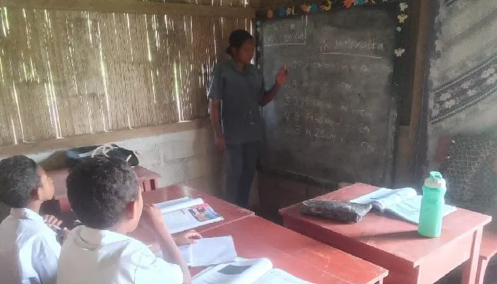 Siswa SDI Borablupur Terpaksa Belajar di Rumah Warga Usai Sekolah Ambruk