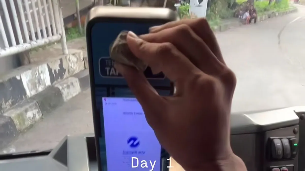 Aksi Unik Penumpang Transjakarta Tap In Menggunakan Batu Menjadi Viral