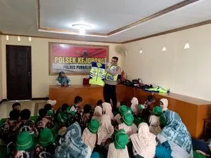 Siswa Bustanul Athfal Kenali Tugas dan Peralatan Kepolisian di Polsek Kejobong