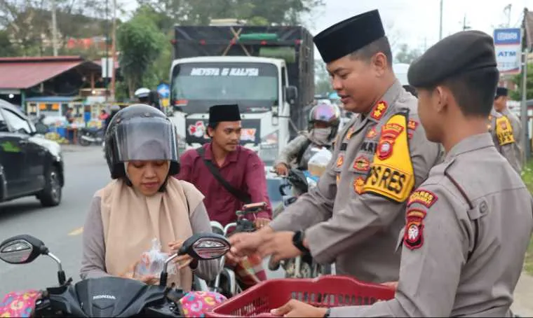 Polres Mempawah Gelar Aksi Bagi Takjil untuk Masyarakat di Awal Ramadan