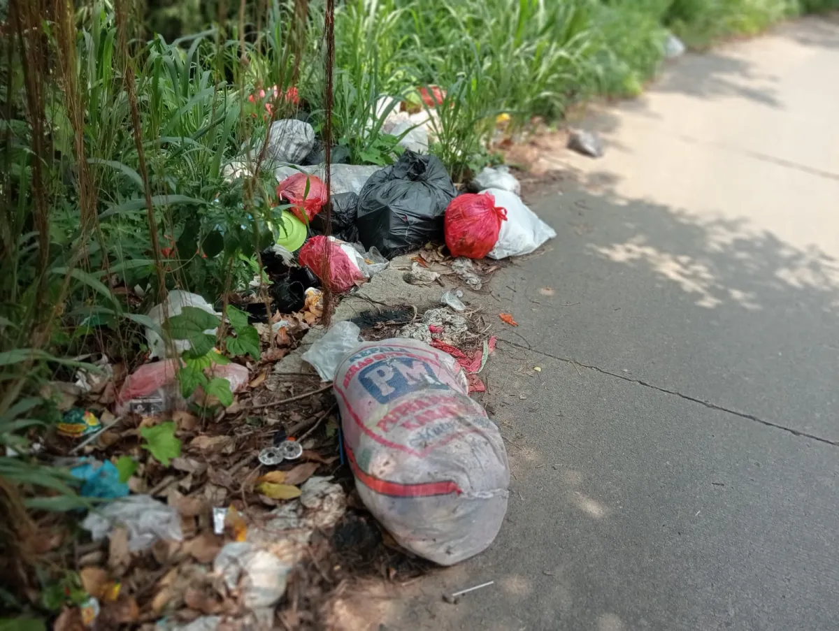 Tumpukan Sampah Mengancam Kebersihan Sungai Kali Baru di Bojonggede