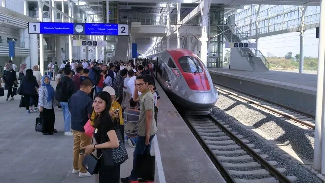 Kereta Cepat Whoosh Diresmikan dengan Biaya Rp 108 Triliun