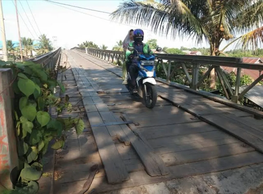 Warga Keramasan Desak Perbaikan Jembatan yang Memprihatinkan