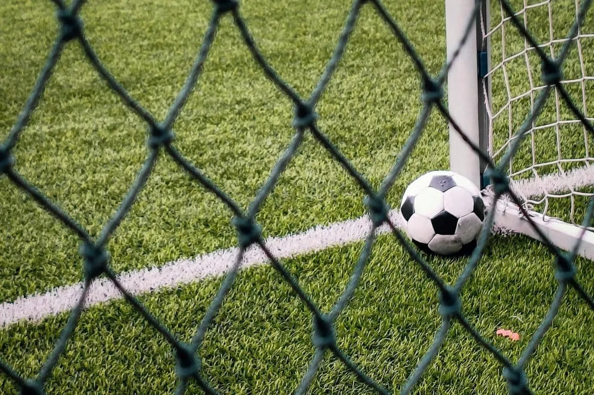 Duel Seru Sepak Bola Malam Ini: Dari Liga Eropa hingga Liga Lokal